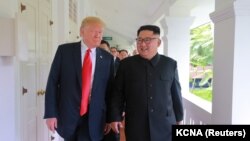 Президент США Дональд Трамп и президент Северной Кореи Ким Чен Ын. Сингапур, 12 июня 2018 года.