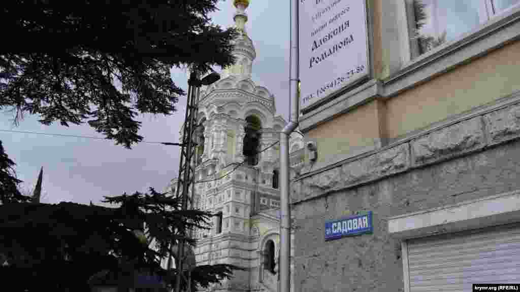 Свій початок Садова бере від собору Святого Олександра Невського і будівлі приходської школи