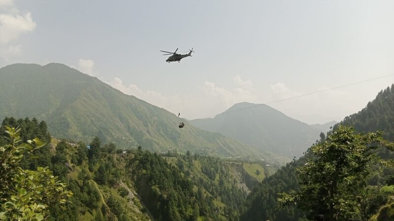 Shpëtohen tetë personat që kishin ngecur në teleferik qindra metra mbi një luginë në Pakistan