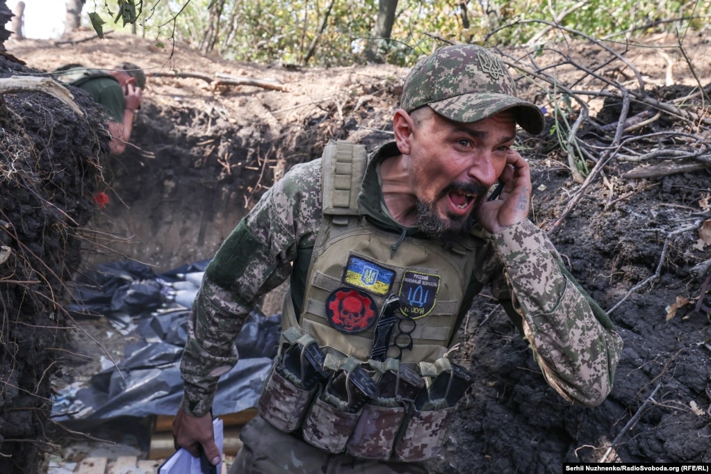 Artem, një komandant ukrainas 40-vjeçar, bërtet për paralajmërim para se ekipi i tij i artilerisë të gjuajë drejt pozicioneve ruse pranë Pokrovskut në fillim të tetorit të vitit 2024.