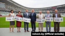 Прадстаўнікі мэдычных установаў з сімвалічнымі чэкамі