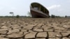 قایق بر بستر رود خشک شده‌ای در برزیل
