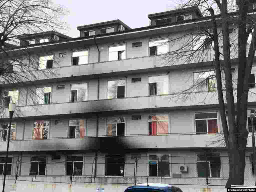 Aripa Institutului&nbsp;&bdquo;Matei Balș&quot; în care a izbucnit incendiul la cinci dimineața. La câteva ore după tragedie, parterul clădirii arată intensitatea flăcărilor.