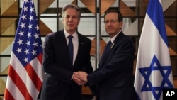 Secretarul de Stat SUA, Antony Blinken (stânga), s-a întâlnit la Tel Aviv cu președintele Israelului, Isaac Herzog (dreapta), 19 August 2024.