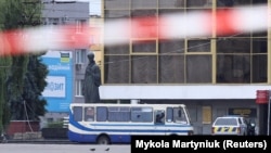 Зранку 21 липня поліція повідомила, що в Луцьку на Театральному майдані чоловік захопив автобус із заручниками