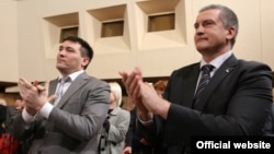 Сергей Аксенов (справа) и Рустам Темиргалиев считают, что крымской «власти» есть, чем похвалиться