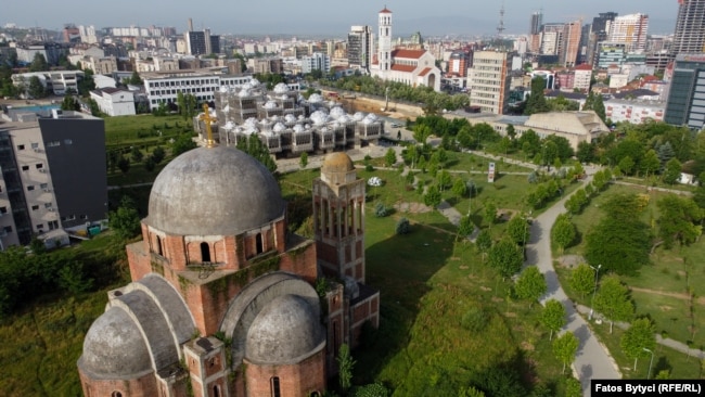 Kosovë: Kisha ortodokse Krishti Shpëtimtar, në kampusin e Universitetit të Prishtinës