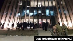 Іще з вечора 22 лютого опозиціонери з різних партій почали збиратися біля будівлі «ЄНР», щоб захистити Ніку Мелію від арешту