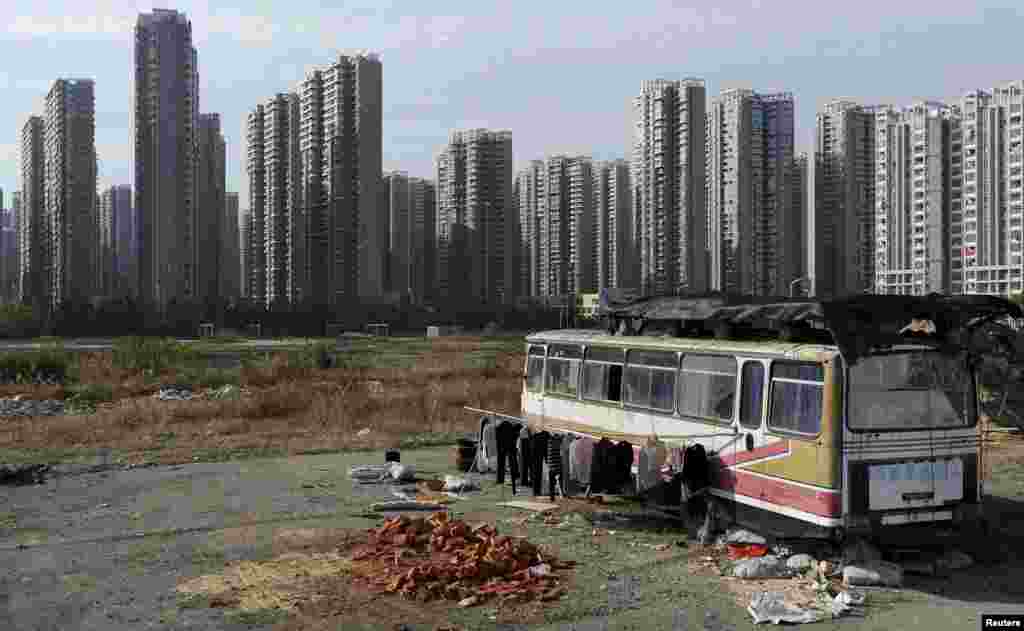 Kina - Autobus pretvoren u stan, provincija Anhui, 12. novembar 2012.