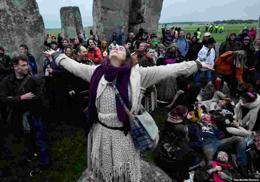 A nyári napforduló alkalmából Stonehenge-ben is összegyűltek, annak ellenére hogy Nagy-Britanniában újra korlátozások léptek életbe a járvány miatt. &nbsp;