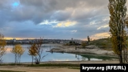 Вид на дамбу Симферопольского водохранилища. Крым, ноябрь 2024 года