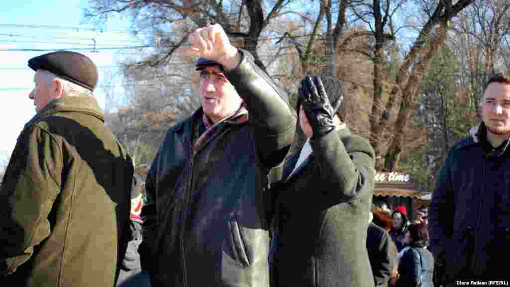 În Piaţa Marii Adunări Naţionale protestează membrii şi susţinătorii Platformei DA.