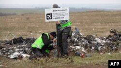 Галяндзкія сьледчыя на месцы катастрофы. 11 лістапада 2014 года
