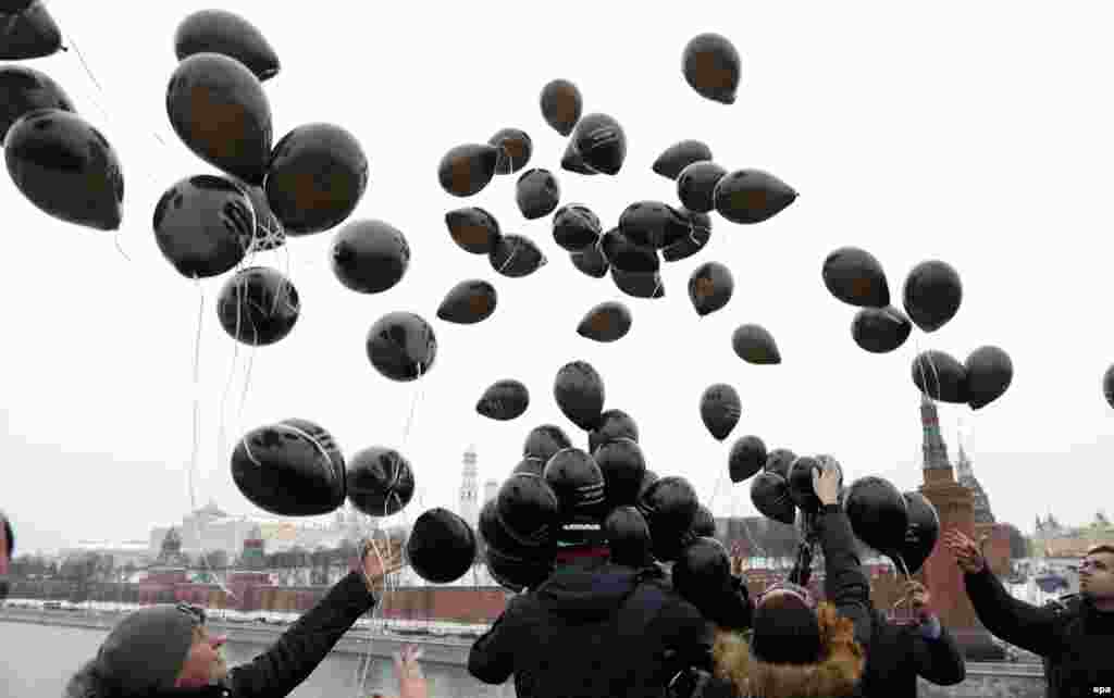 Russian liberal opposition activists and human rights defenders release black balloons in front of the Kremlin to mark the sixth anniversary of the death in custody of anticorruption whistle-blower Sergei Magnitsky, in Moscow on November 16. (epa/Maksim Shipenkov)