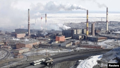 Интернетте қарт және жас әйелдердің қатысуымен үйдегі лесбияндық порно