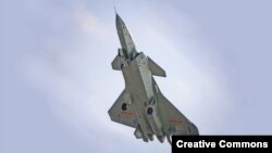 Ілюстрацыйнае фота. Кітайскі зьнішчальнік-невідзімка J-20, прыняты на ўзбраеньне ў 2017 годзе