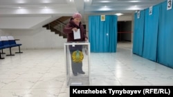 Женщина на избирательном участке в Алматы в день голосования по Конституции Казахстана. 15 марта 2026 года