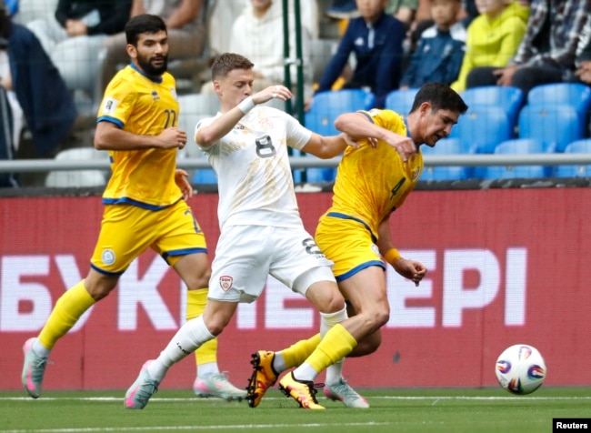 Қазақстан ойыншылары (сары форма киген) әлем кубогына іріктеу кезеңде Солтүстік Македонияға қарсы ойнап жатыр. Астана, 9 маусым, 2025 жыл.