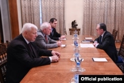Az EBESZ részt vett az örmény–azeri konfliktus rendezését célzó törekvésekben. A képen Zohrab Mnacaszkanján, Örményország akkori miniszterelnöke találkozik az EBESZ Minszk-csoport társelnökeivel, Igor Popovval, Andrew Schofferrel és Andrzej Kaszpsikkal 2020. október 13-án