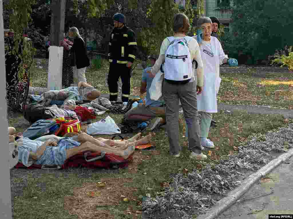 Унаслідок удару постраждало 13 людей, повідомила Державна служба України із надзвичайних ситуацій. Після удару пацієнтів почали виносити із пошкодженої будівлі і класти просто на траву. &nbsp;