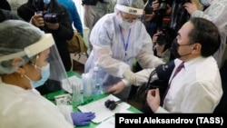 Алматы шаарынын вице-мэри Эржан Бабакумаров Sputnik-V вакцинасы менен эмделген маал. 2021-жылдын 1-февралы. 