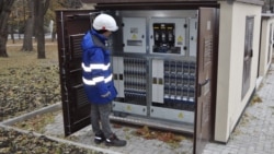 Un angajat al distribuitorului de energie electrică „Premier Energy Distribution” inspectează un post de transformare recent renovat din Chișinău.