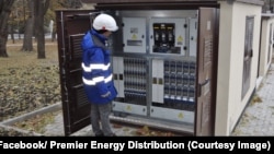 Un angajat al distribuitorului de energie electrică „Premier Energy Distribution” inspectează un post de transformare recent renovat din Chișinău.