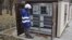 Un angajat al distribuitorului de energie electrică „Premier Energy Distribution” inspectează un post de transformare recent renovat din Chișinău.