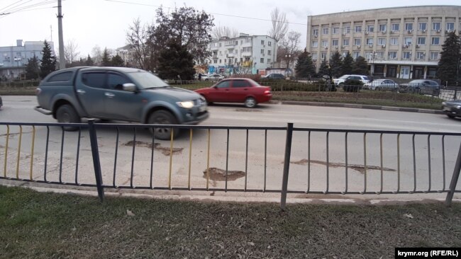 Дорога перед зданием бывшего исполкома и ЗАГСа в Керчи