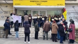 Група пенсионери (вдясно) чакат пред пощенски клон в Шумен да свърши протест за заплати на пощенските служители, за да получат пенсиите си, 9 март 2026 г.