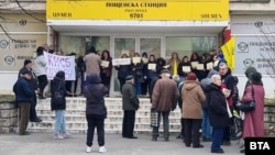 Група пенсионери (вдясно) чакат пред пощенски клон в Шумен да свърши протест за заплати на пощенските служители, за да получат пенсиите си, 9 март 2026 г.