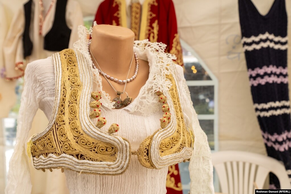 Një veshje tradicionale e ekspozuar në panair.