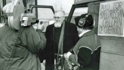 Старшыня Беларускага камітэту дапамогі ахвярам радыяцыі айцец Аляксандар Надсан з гуманітарнай дапамогай каля Хойніцкай раённай лякарні. Пачатак 1990-х. 