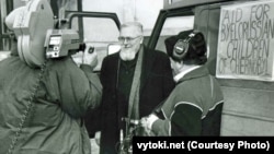 Старшыня Беларускага камітэту дапамогі ахвярам радыяцыі айцец Аляксандар Надсан з гуманітарнай дапамогай каля Хойніцкай раённай лякарні. Пачатак 1990-х. 