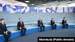 Президент Казахстана Касым-Жомарт Токаев (в центре) на открытии исследовательского университета ИИ (QAIRU). Крайний справа — Нурасыл Медеу, его внучатый племянник