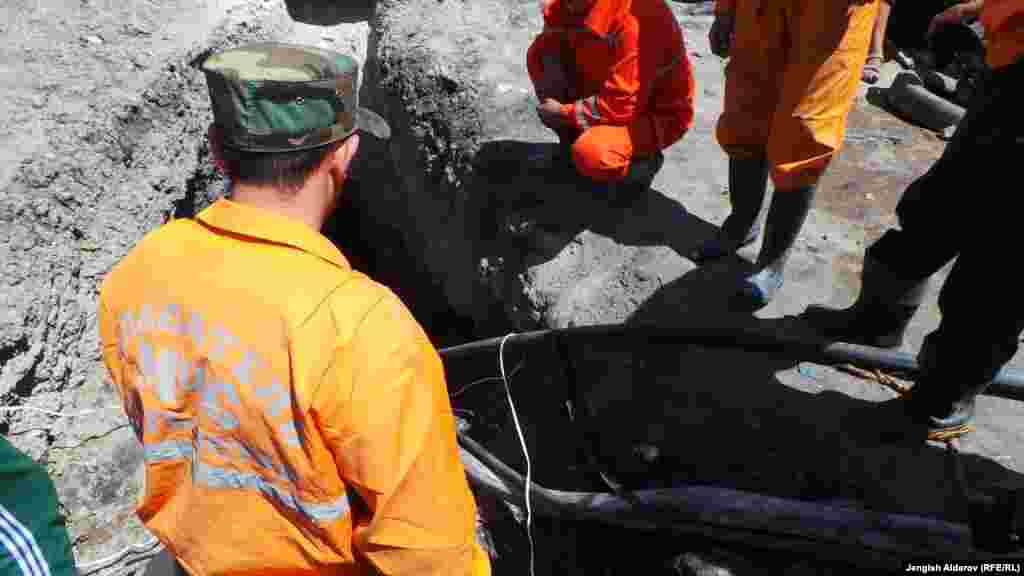 Спасатели выкачивают воду из шахты