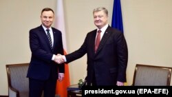 Президент України Петро Порошенко (праворуч) та президент Польщі Анджей Дуда під час зустрічі в Харкові. 13 грудня 2017 року