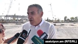 «Իմ քայլը» խմբակցության պատգամավոր Հայկ Գևորգյանը զրուցում է լրագրողների հետ, Գյումրի, 19-ը հոկտեմբերի, 2019թ․ 