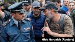 Armenia -- Armenian opposition leader Nikol Pashinyan talks to police Colonel Valeri Osipian during a rally in Yerevan, April 29, 2018.