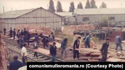 1983: Munca patriotică a tinerilor brigadieri într-un depozit din Târgu Jiu. Sursa: comunismulinromania.ro (MNIR)