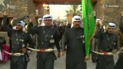 Рақси шамшербозони саудӣ дар ҷашнвораи фарҳанги бадавӣ