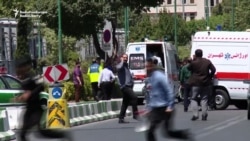 Сотрудники полиции и медики спешат к зданию парламента Ирана