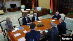 Aleksandr Lukaşenko Minskdə Con Koulu qəbul edir.