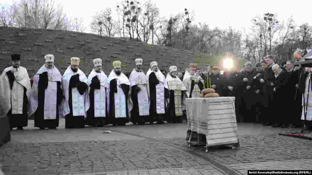 Представники духовенства прочитали молитви й провели панахиду за загиблими. У ній взяли участь представники декількох релігійних конфесій