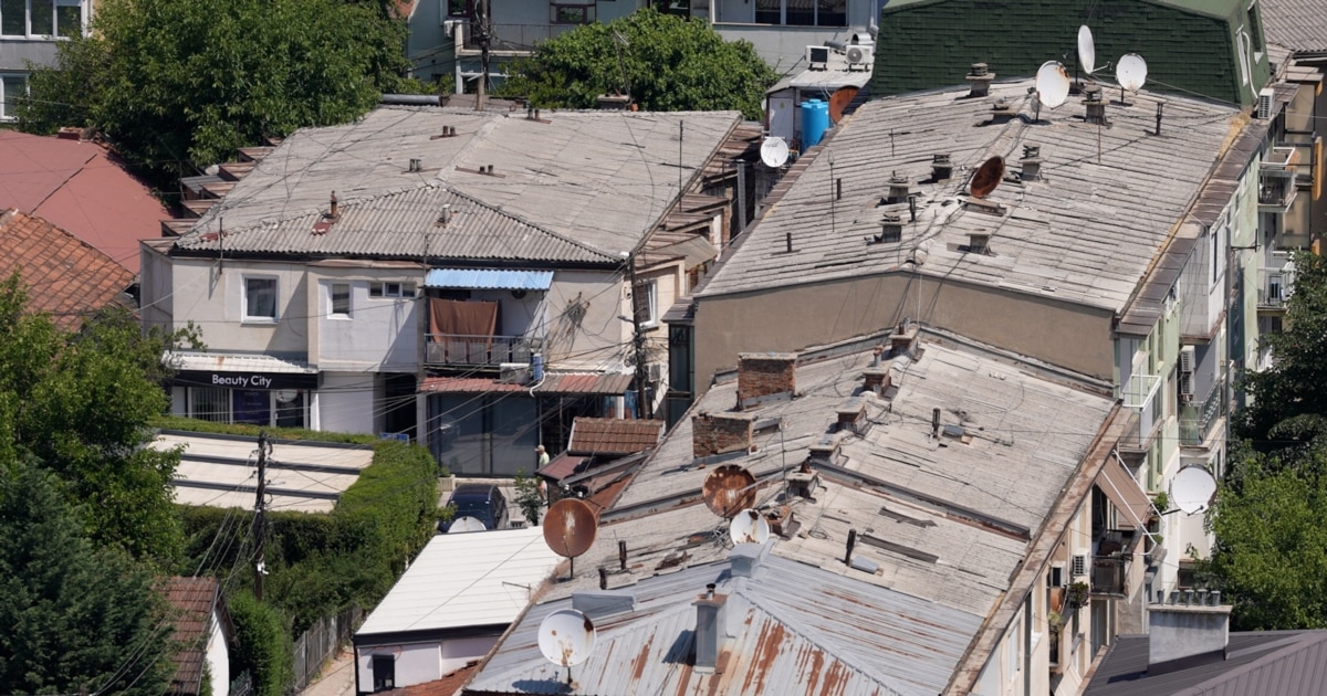 Mbi çati e në gypa ujësjellësi  azbesti rrezikon qytetarët e Kosovës