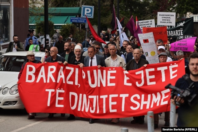 Punëtorët në Kosovë protestojnë për të drejtat e tyre  kërkojnë rritjen e pagave