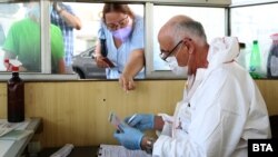 Românii care vin acasă de sărbători pot fi siguri că nu vor intra în carantină doar dacă pot face dovada vaccinării sau a trecerii prin boală. Testarea ajută dacă rezultatul negativ a fost confirmat cu 72 de ore înainte de sosire pentru cei care vin din UE. (Imagine generică)