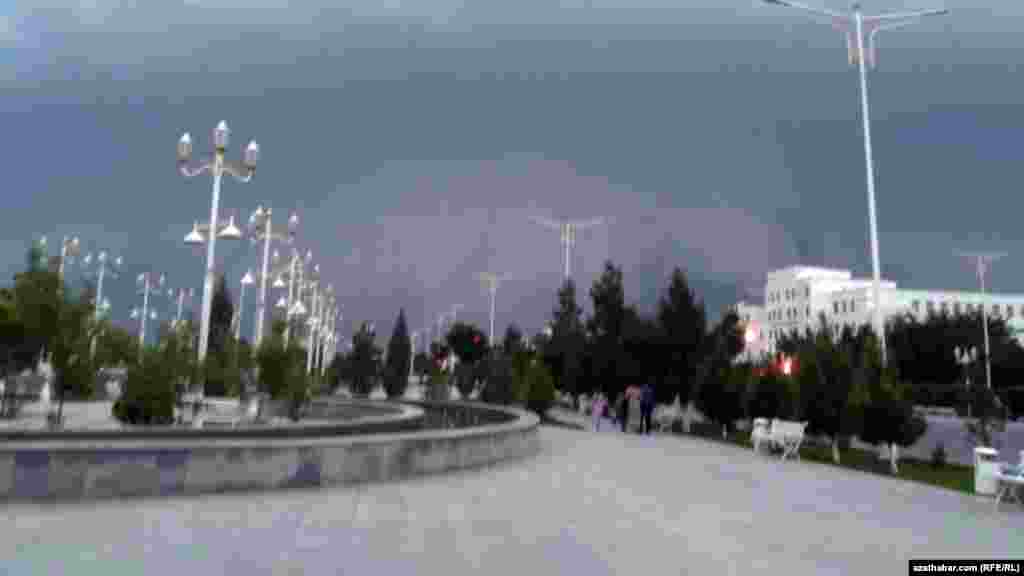 Türkmenabatda harasat turýar. 27-nji aprel, 2020.