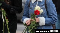 Женщины с цветами в руках на Женском марше в Беларуси, 17 октября