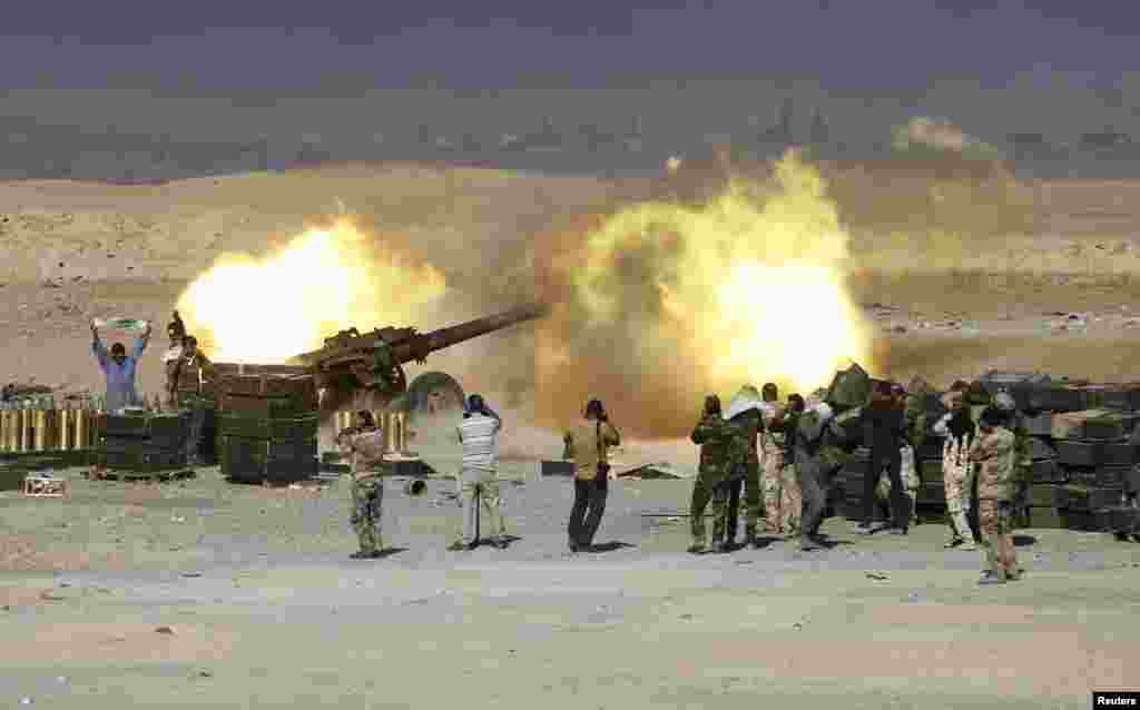 Iraqi Shi&#39;ite fighters launch artillery toward Islamic State militants in Al-Fatha, northeast of Baiji, on October 18. (Reuters/Thaier Al-Sudani)